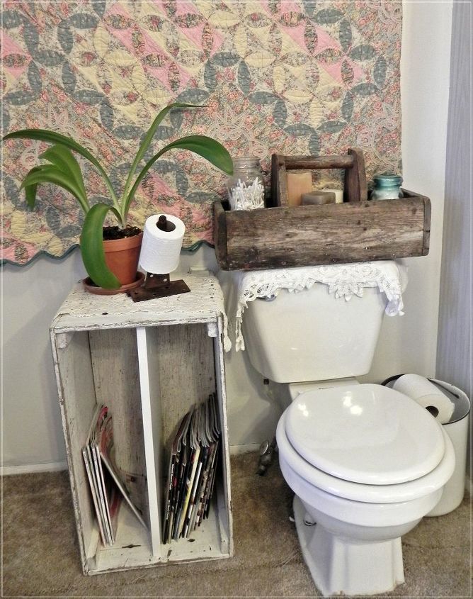 banheiro antigo reaproveitado, gaveta usada como porta revistas