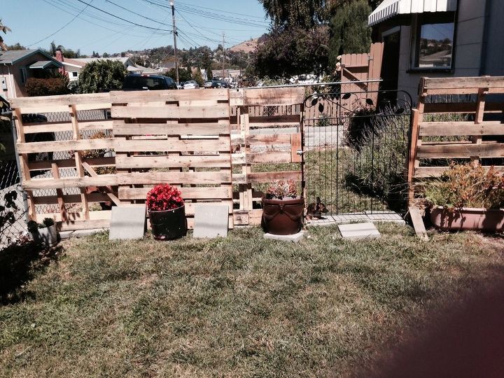 q pallet fence for my dogs, fences, pallet, woodworking projects