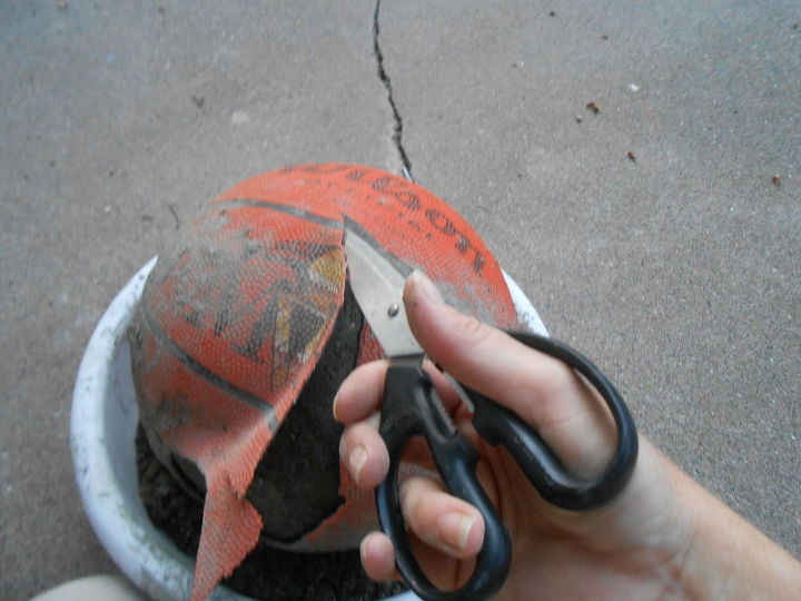 recicla una pelota de baloncesto plana para crear un orbe de jardn de hipertufa