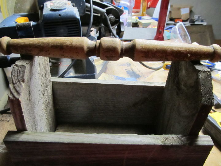 cuna rstica con valla recuperada, Eleg un eje de silla para hacer el mango utilizando la sierra de inglete compuesta para cortar a medida