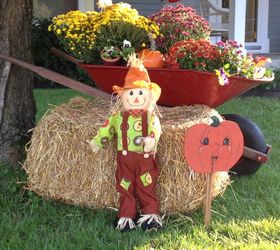 wheelbarrow fall display, gardening, seasonal holiday decor