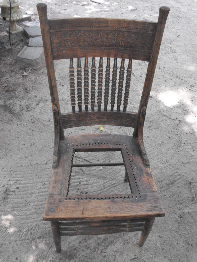 cadeira velha transformada em floreira, pronto para pintar