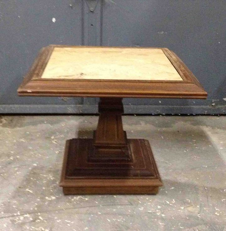 o que devo fazer com esta mesa lateral vintage, Aqui est em nosso celeiro esperando para ser transformado em algo incr vel
