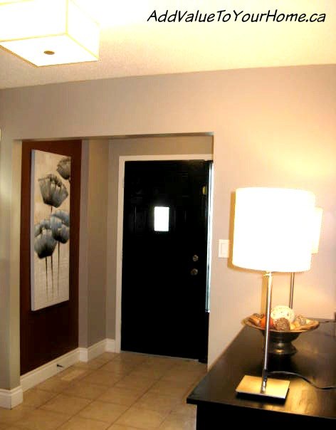 eu pintei o interior da minha porta da frente de preto enquanto meu marido estava