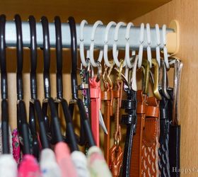 16 maneras brillantes de meter mucho ms en tu armario, Cuelga los cinturones con anillas de cortina de ba o