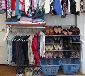 16 maneras brillantes de meter mucho ms en tu armario, Mant n el suelo despejado con una pr ctica cesta