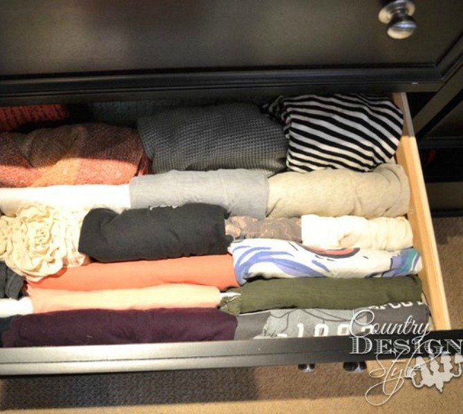 16 maneras brillantes de meter mucho ms en tu armario, Mantenga la ropa a la vista con barras de secado