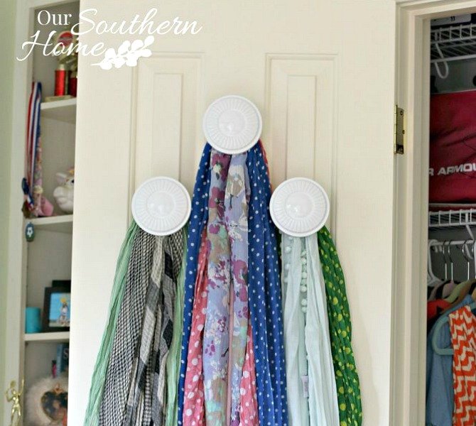 16 maneras brillantes de meter mucho ms en tu armario, Cuelgue una colecci n de bufandas con soportes para cenefas