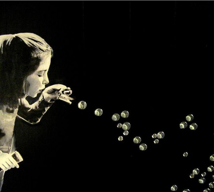 16 stunning ideas for your dollar store gems, Decorate a blank wall with a glassy mural