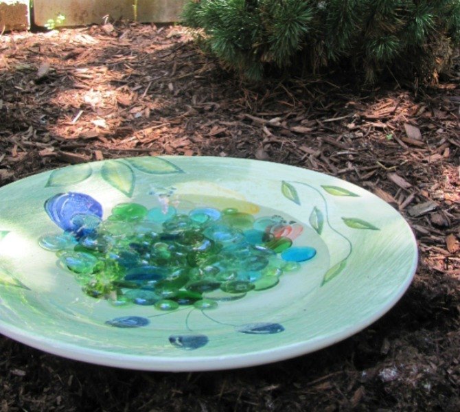 16 stunning ideas for your dollar store gems, Brighten an empty patch of the flower bed