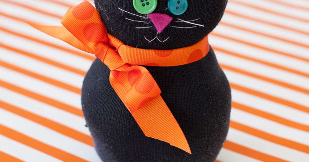 15 Minute Halloween Craft: Black Sock Cat | Hometalk