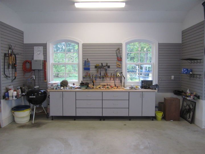 organizacion del garaje para una familia de 10 personas, El banco de trabajo de pap incluye una encimera de bloque de carnicero y un amplio almacenamiento en cajones