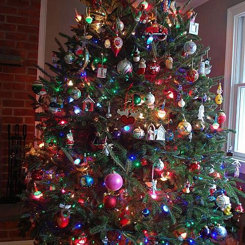 trd christmas tree, christmas decorations, seasonal holiday decor, Decorating the tree First off there is no right and wrong way to decorate your tree Take pride in whatever you end up with I like to change it up every year