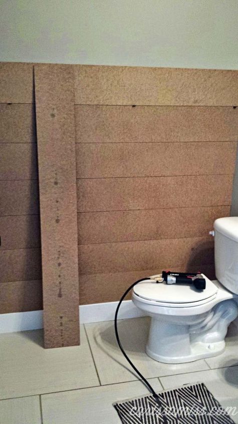 parede com pranchas de madeira no banheiro