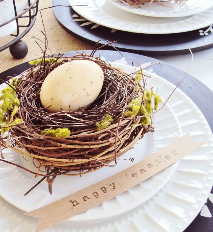 huevos de pascua teidos de t moteados, Aqu tienes un sencillo montaje de mesa con huevos y nidos y un cartel de feliz Pascua impreso en cartulina