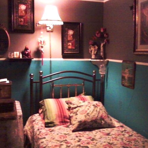 very cozy room, bedroom ideas, home decor, UNA CAMITA A MEDIA LUZ
