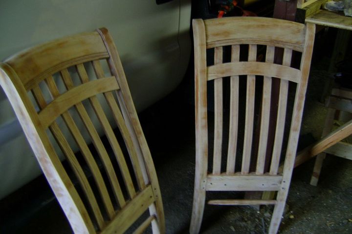 sillas reutilizadas en un bonito banco de esquina, un hallazgo normal de la acera 4 sillas