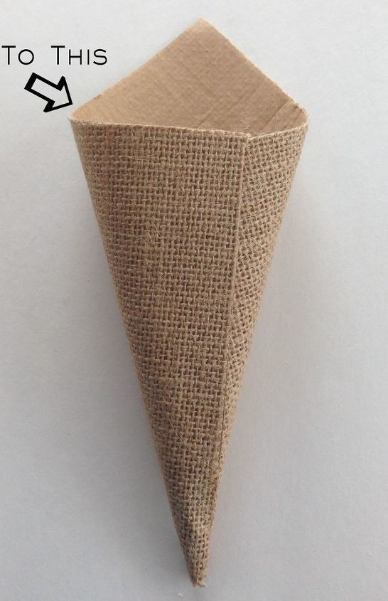 convierte la arpillera cuadrada en un arreglo floral en forma de cono