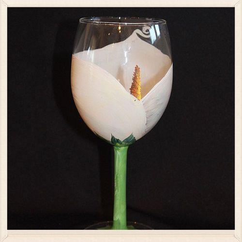 what could be better than a glass of wine in a pretty glass, crafts, White calla lilies are a symbol of magnificent beauty and innocence doesn t like Cali lilies This glass looks just like the real thing Beautiful wine glass for the bride