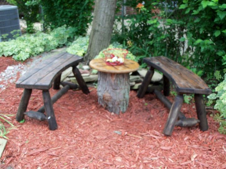 mesa de jardin de tres en raya, mesa tic tac toe y bancos de cedro curvados
