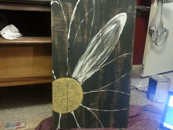 daisy pallet sign, painting, pallet projects, repurposing upcycling, Sketched the flowers and just filled in lightly using Annie Sloan Old White