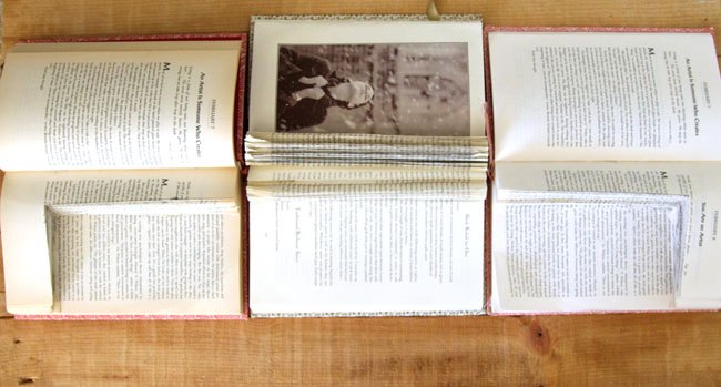 estantera de bricolaje con libros vintage falsos