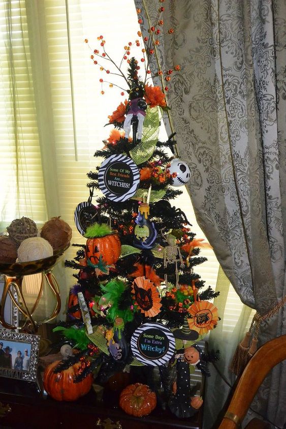 rvore de natal de halloween e decoraes diy, Minha pequena rvore de Natal eu comprei por um d lar e pintei de preto
