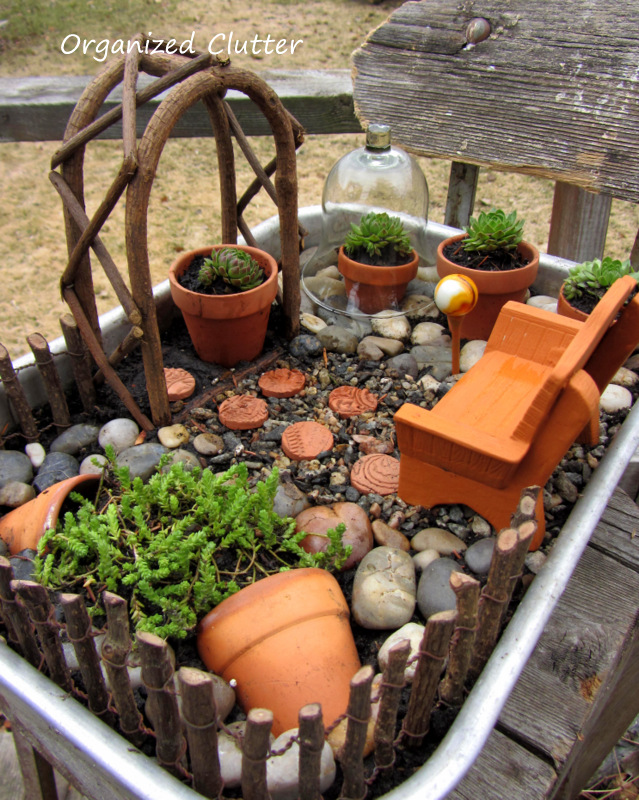 um jardim em miniatura de terracota e suculentas