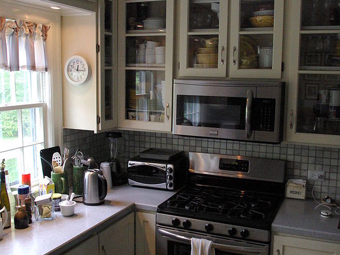 gabinetes de cocina pintados en blanco para una elegante cocina de campo