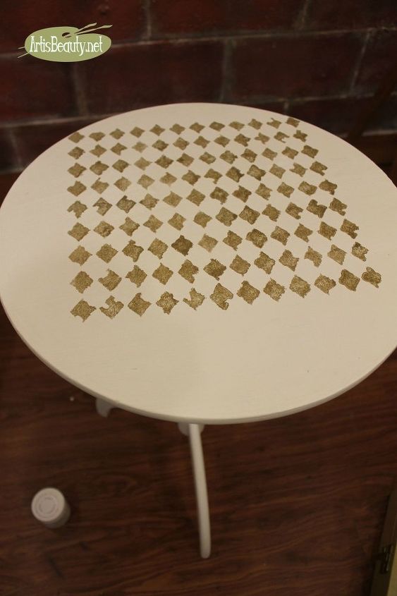 mesa redonda pequena branca e dourada shadesofwhitefurnit