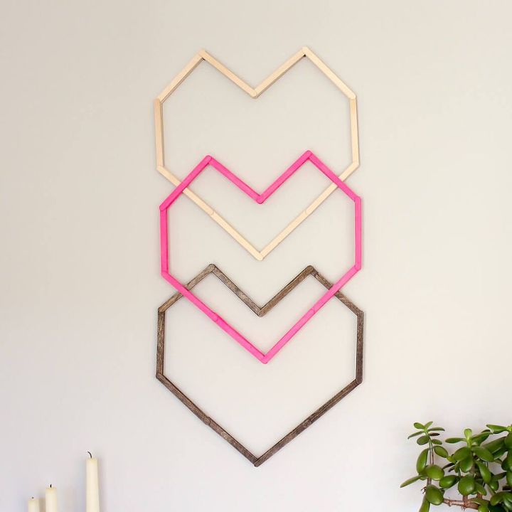 arte de pared geometrico en forma de corazon con palitos de helado