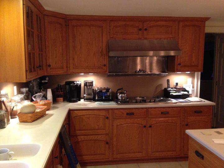 antointette s kitchen cabinet transformation with glazing, kitchen cabinets, kitchen design, kitchen island, painting, BEFORE OAK CABINETS IN GREAT CONDITON