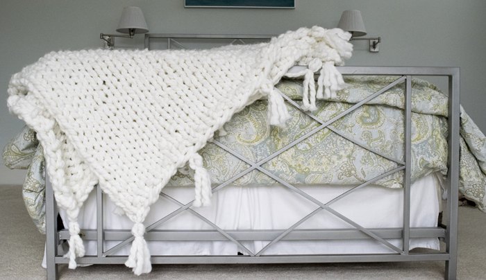 tricotar um cobertor grosso aconchegante e volumoso em um dia