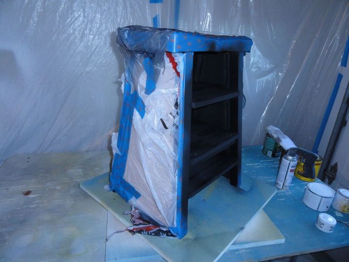 mini librera mesa auxiliar estacin de carga desde un taburete, Laterales tapados con cinta adhesiva Interior pintado en negro