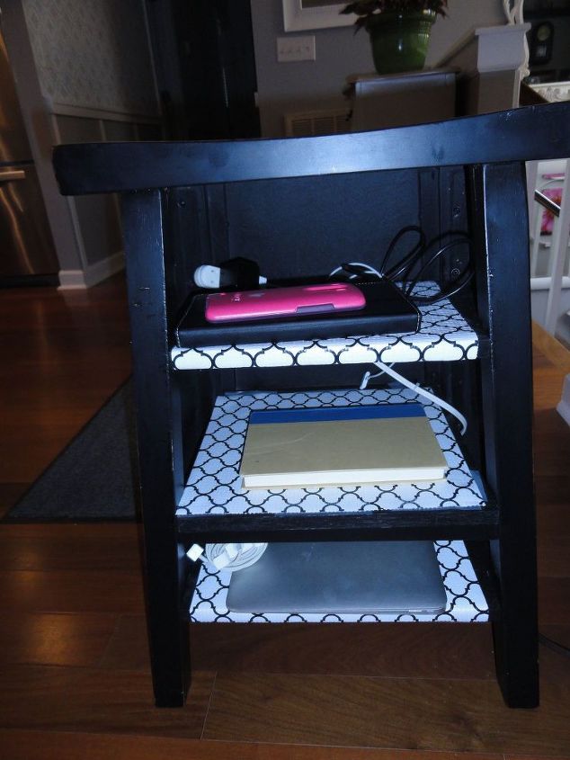 mini librera mesa auxiliar estacin de carga desde un taburete