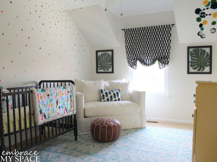 um quarto infantil branco com toques de cor e abacaxi