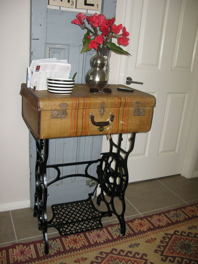 vieja maquina de coser de hilo sterling convertida en mesa de salon