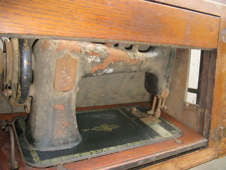 antiga mquina de costura de linha esterlina convertida em mesa de sala de estar