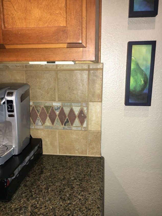 q i need ideas for painting this backsplash, interior home painting, kitchen backsplash, kitchen design, paint colors, painting, tiling, This photos shows the backsplash next to the wall color