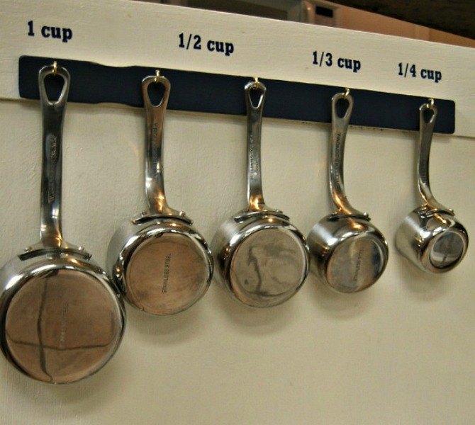 17 formas poco conocidas de utilizar el espacio de pared desperdiciado, Utiliza una pared de la cocina para guardar tazas de medir