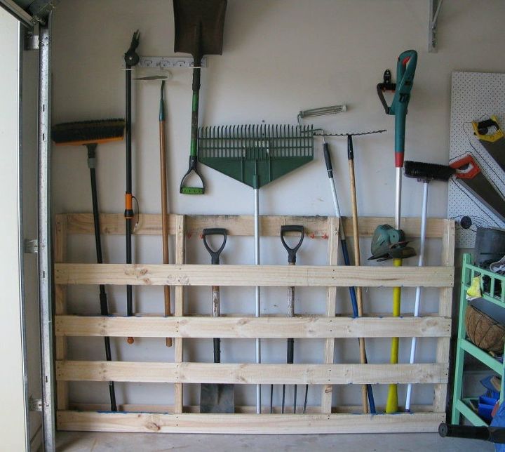 17 little known ways to use your wasted wall space, Attach pallets to the garage wall for tools