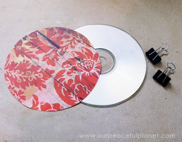 bonito soporte para fotos con clips de cd dvd y carpetas viejas