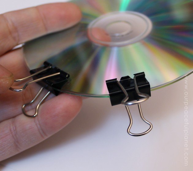 bonito soporte para fotos con clips de cd dvd y carpetas viejas