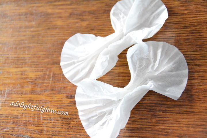 flores de papel hechas con moldes de magdalenas
