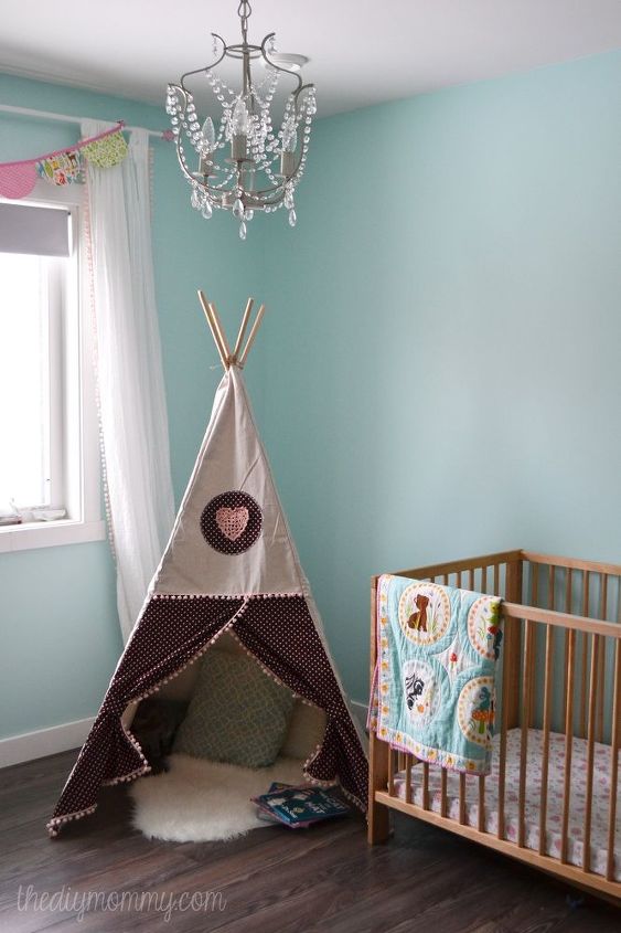 uma tenda de leitura diy teepee e um quarto infantil com tema de floresta