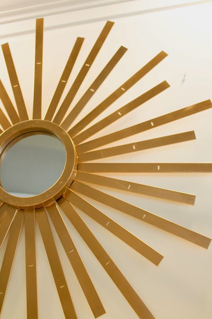 espejo sunburst hecho con una mini persiana de una tienda de segunda mano