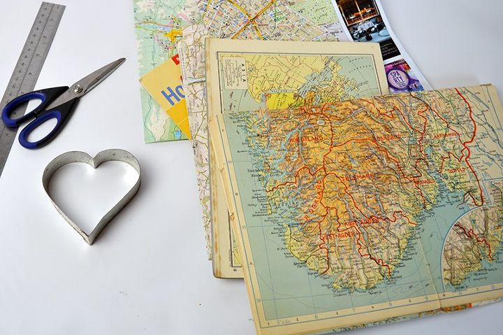 convierte viejos mapas en bolsas de regalo personalizadas con forma de corazon para