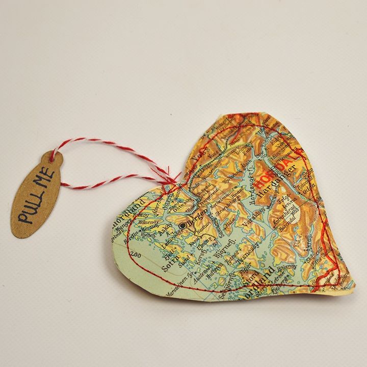 convierte viejos mapas en bolsas de regalo personalizadas con forma de corazon para
