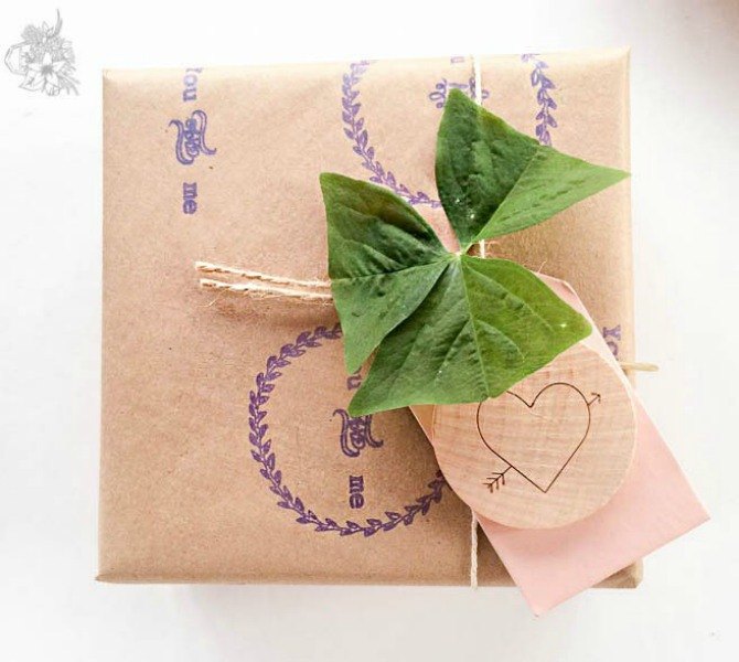 18 maneras mgicas de actualizar tus cosas simples usando grficos, Envoltorio de regalo para el d a de San Valent n de estilo preppy y nico