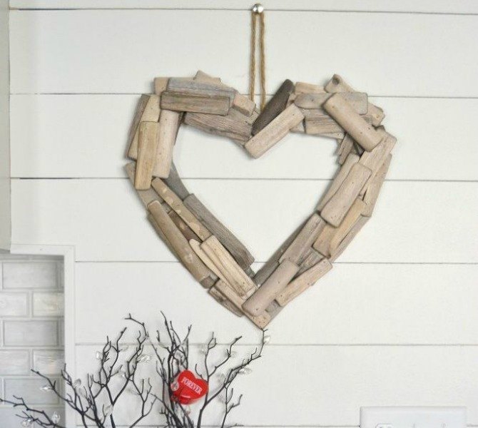 21 decoraciones romnticas con forma de corazn que querrs dejar colgadas todo el ao, Guirnalda de corazones de madera flotante